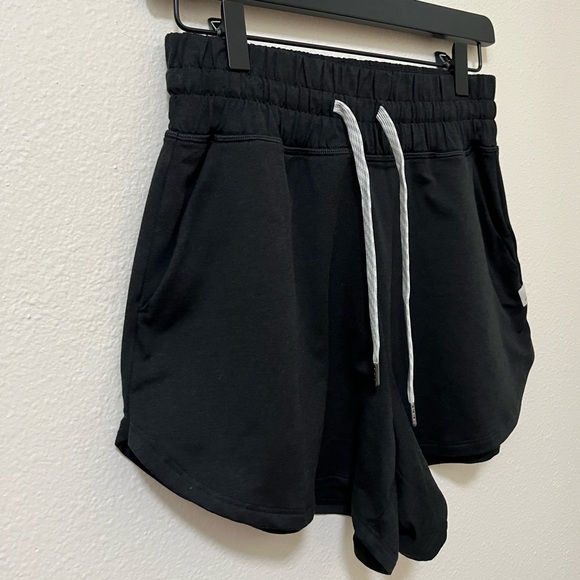 •VUORI• Women’s Halo Performance Shorts 2.0 Black Heather Dream Knit 3” Inseam - Picture 7 of 7